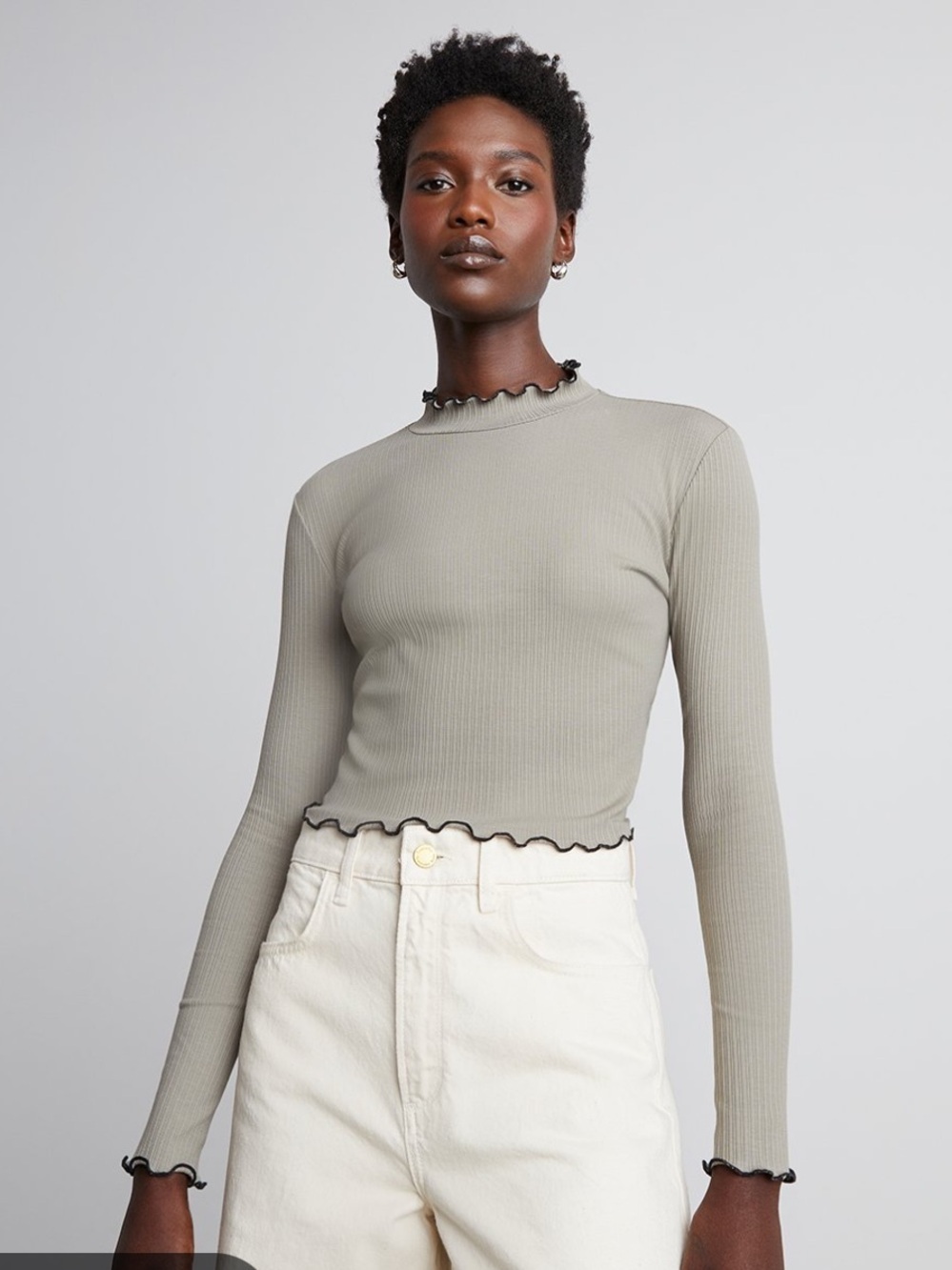 WHO WHAT WEAR COLLECTION
Frankie Ribbed Lettuce Edge Turtleneck Size Small